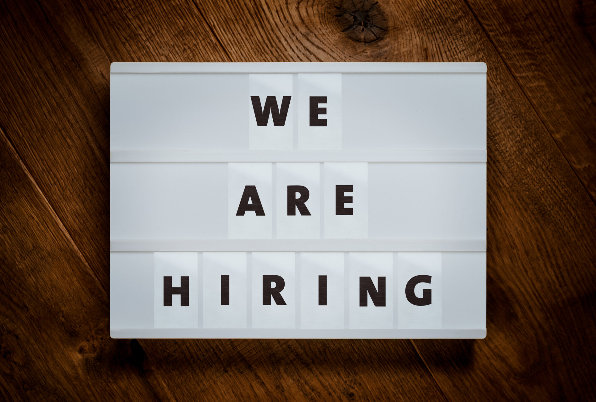 Lichttafel mit Schrift: Wir stellen ein Lichttafel mit Schrift: Wir stellen ein